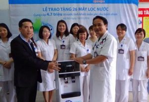 Bệnh nhân Bệnh viện E ở Hà Nội được dùng miễn phí nước tinh khiết