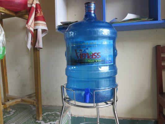 Dùng nước mương ô nhiễm sản xuất ‘nước tinh khiết’ – VNExpress