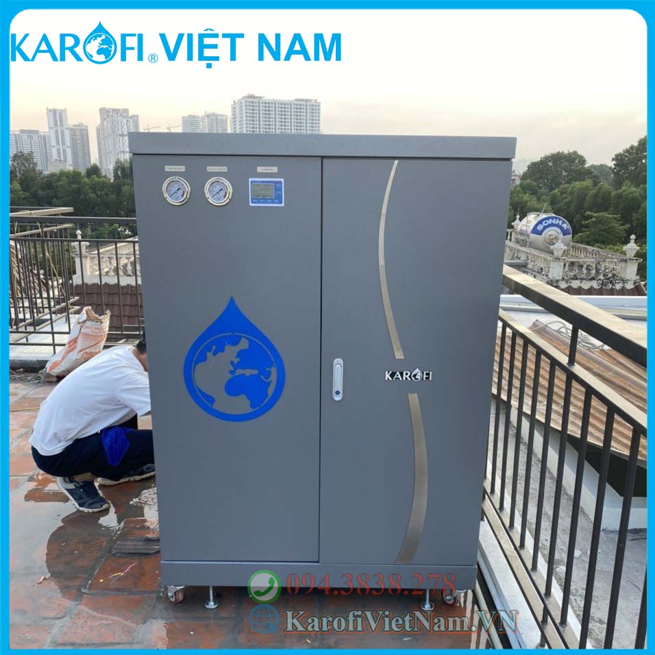 KAROFI VIỆT NAM lắp máy lọc nước đầu nguồn Karofi KTF-662-EOC trên mái nhà Anh Hoàng ở Hà Nội