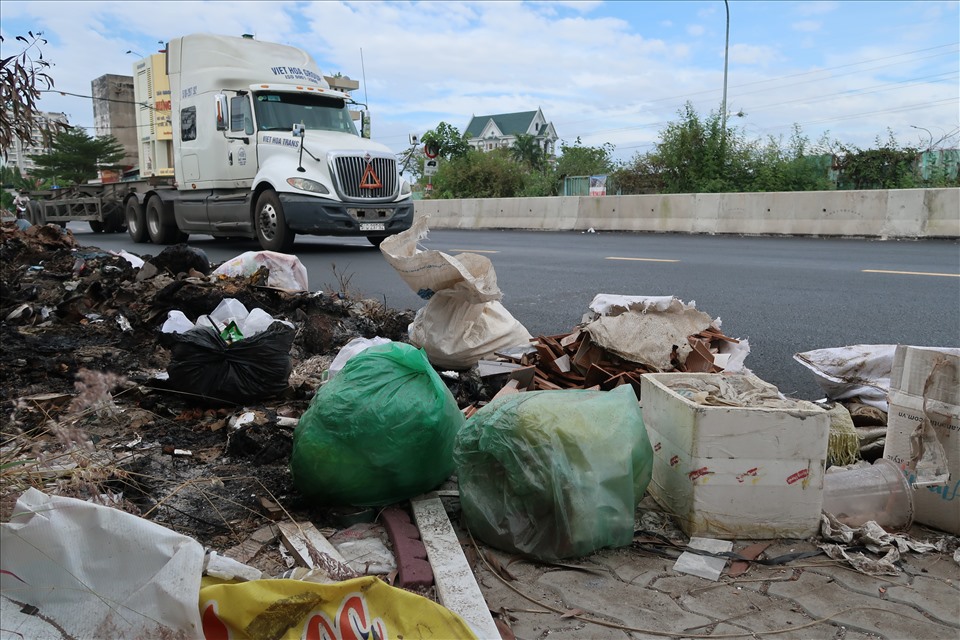 Hai bên đường Đỗ Xuân Hợp, thuộc địa bàn phường Phước Long B, quận 9 (TP.Thủ Đức) hiện tại đang trở thành nơi đổ rác và đốt rác