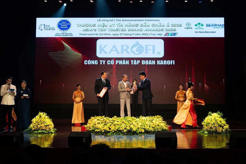 📸 Đại diện Karofi nhận giải “Top 10 Thương hiệu uy tín hàng đầu Châu Á 2025”
