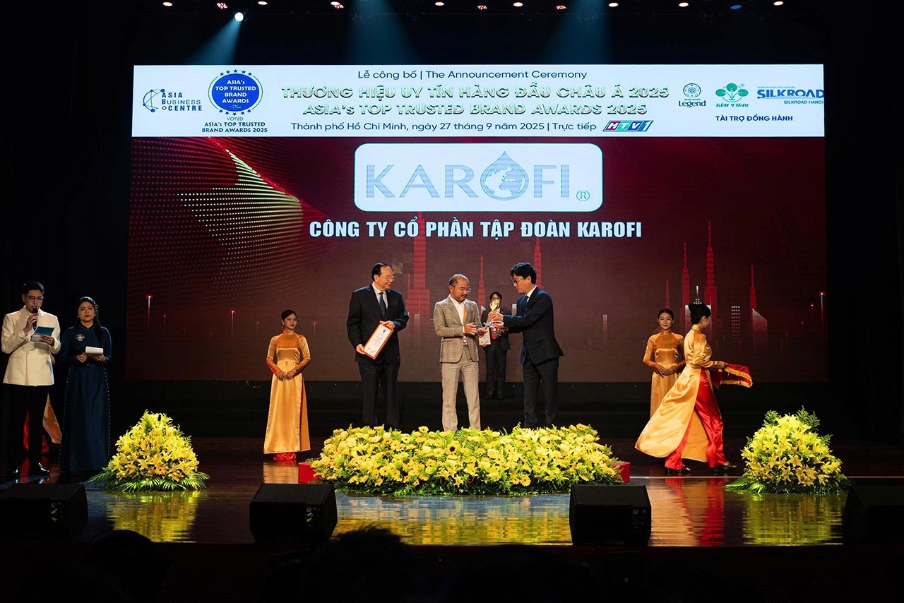 📸 Đại diện Karofi nhận giải “Top 10 Thương hiệu uy tín hàng đầu Châu Á 2025”